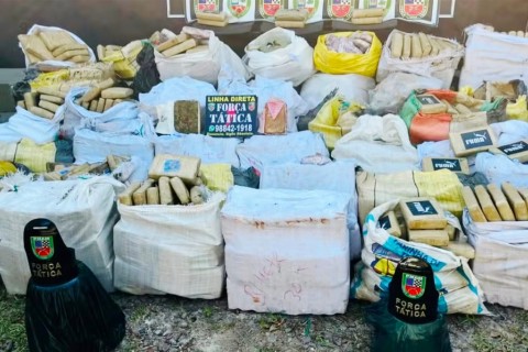 Após troca de tiros, Policiais Militares AM da FORÇA-TÁTICA apreenderam mais 1,5 tonelada de drogas e 60 coletes balísticos no bairro São Francisco, Zona Sul de Manaus.