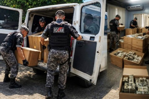 Policiais Militares da Rocam intercepta van e prende dois homens com mais de 1 tonelada de maconha na AM-010
