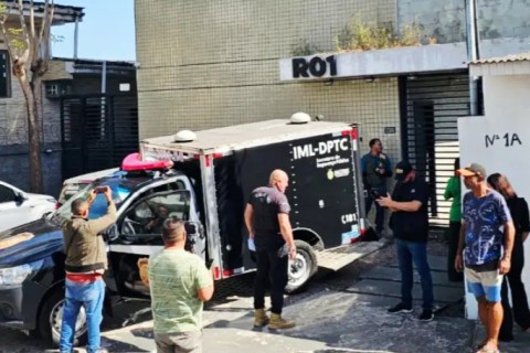 Homen identificado como Jesus David, foi morto a tiros por criminoso na Zona Centro-Sul de Manaus.   Vítima m0rto na madrugada desta quinta-feira dentro de seu próprio apartamento, localizado na Rua 2 de Agosto, no conjunto Parque da União, bairro Parque Dez de Novembro, Zona Centro-Sul de Manaus.